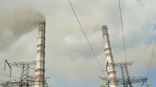 Zwei hohe Rohre einer Chemieanlage. Es gibt einen dicken schwarzen Rauch.
Luftverschmutzung