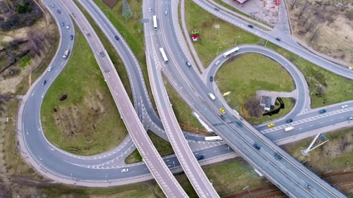 Vue aérienne d'une intersection d'autoroute