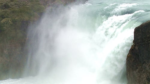 Cascade dans le parc national Torres Del Paine