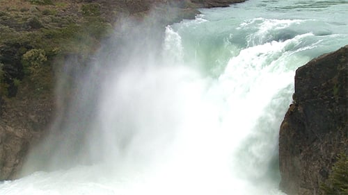 Cascade dans le parc national de Torres Del Paine, Chili