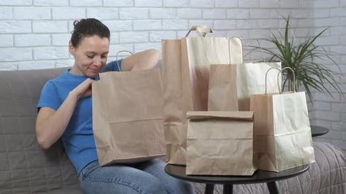 Aufgeregte Frau mit Einkaufstaschen