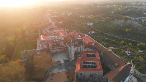 Vue aérienne par Drone de la ville de Tomar, du château des Templiers et du couvent du Christ, Portugal