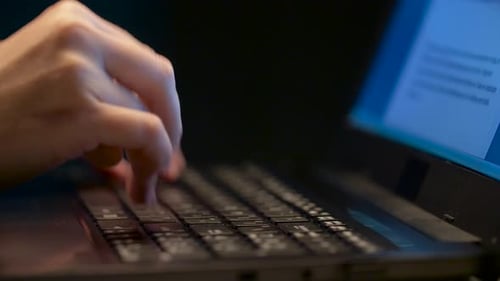 Gros plan des mains féminines tapant sur le clavier d'ordinateur portable