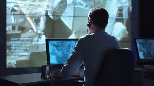 Mann am Arbeitsplatz im Weltraumzentrum. Elemente dieses von der NASA bereitgestellten Bildes.