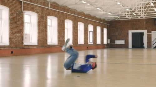 B-boy dançando no ginásio esportivo