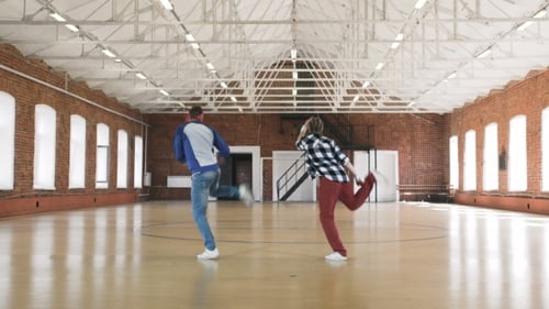 Zwei Breakdancer bewegen sich synchron