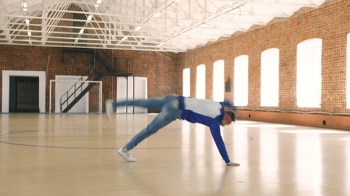 B-boy dançando no ginásio esportivo