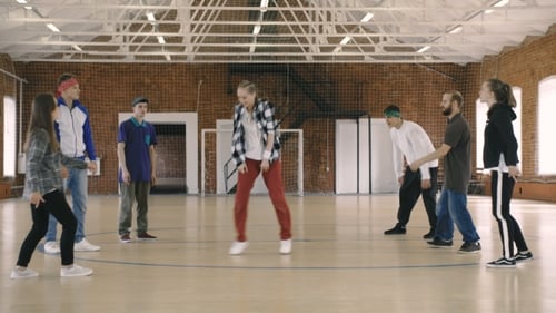 B-girl termine sa danse et B-boy commence sa danse