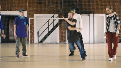 B-boy danse devant ses amis