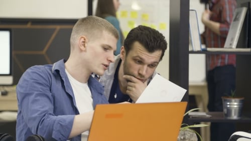 Junge und kreative Mitarbeiter diskutieren über den Job