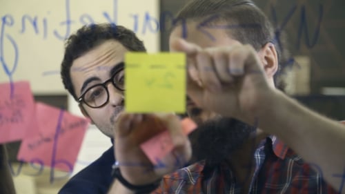 Equipe criativa discutindo ideias e compartilhando ideias