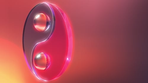 Rotierendes Yin- und Yang-Symbol aus Glas vor rotem Hintergrund