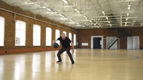 El hombre muestra sus habilidades en el baloncesto estilo libre