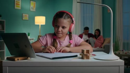 Niña pequeña tiene clase nocturna en línea