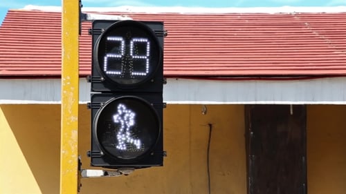 Sinal de passagem de pedestres na rua