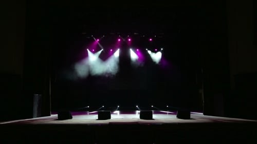 Violettes und weißes Licht im leeren Theater.