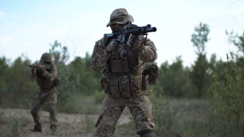 Soldaten zielen auf Schlachtfeld