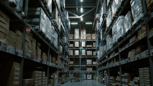 Caméra se déplaçant vers l'arrière à travers les étagères hautes avec de nombreuses marchandises à réparer ou à construire, grande