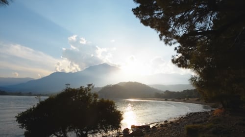 Pôr do sol em uma baía pitoresca