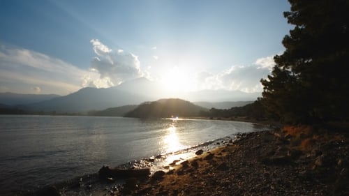 Pôr do sol em uma baía pitoresca