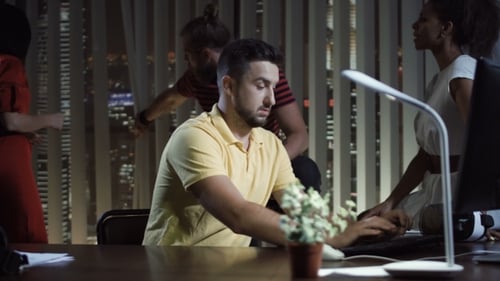 Personas de oficina que trabajan de noche