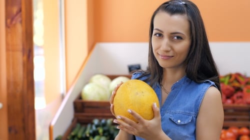Femme choisissant un melon