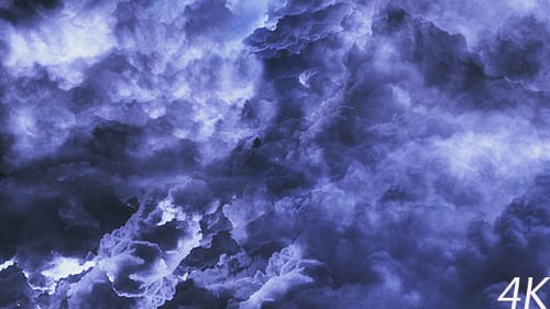Durch bewölkten dunklen Himmel fliegen