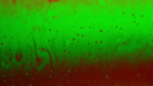 Makroaufnahme von hellen Farben von der Seifenblasenoberfläche, die sich langsam bewegt