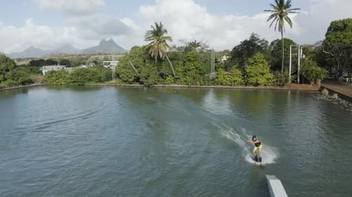 Luftaufnahme einer Person beim Wakeboard in einem Schwimmbad, Mauritius.