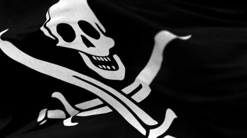 Bandera pirata en el viento