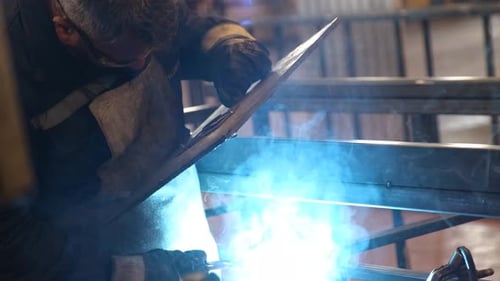 Worker Argon Schweißen Aluminiumprofil