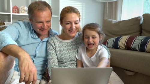 Familie mit Kind verwendet Laptop-Videoanruf-Kamera