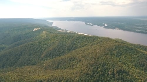 Luftaufnahme der Berge im russischen Fluss im Hintergrund
