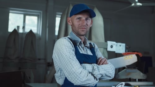 Zimmermann schaut in die Kamera