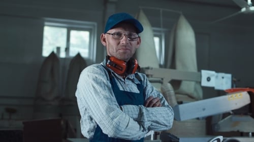 Arbeiter blickt in die Kamera
