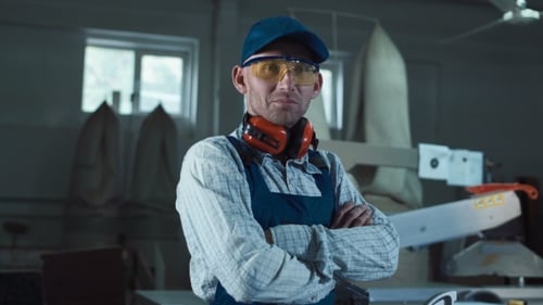 Arbeiter blickt in die Kamera