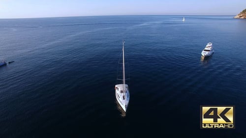 Drone aérien préservé de la plage balnéaire méditerranéenne au lever du soleil