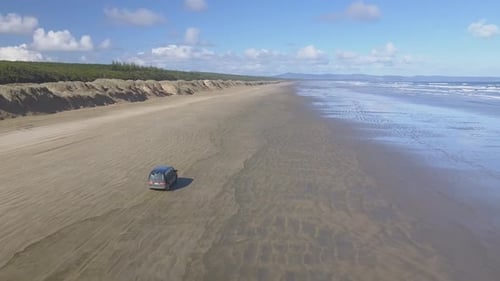 Images aériennes de la conduite au bord de l'océan