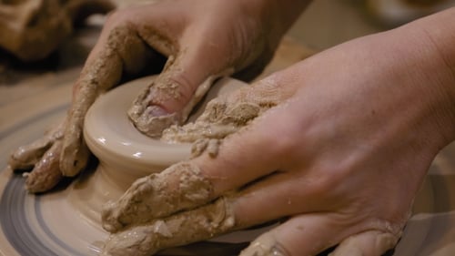 Potter fabrique un pot en argile sur le tour de potier