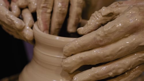 Potter fabrique un pot en argile sur le tour de potier