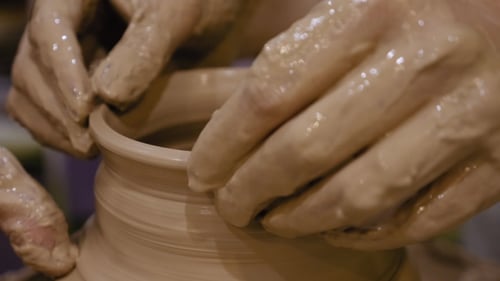 Potter fabrique un pot en argile sur le tour de potier