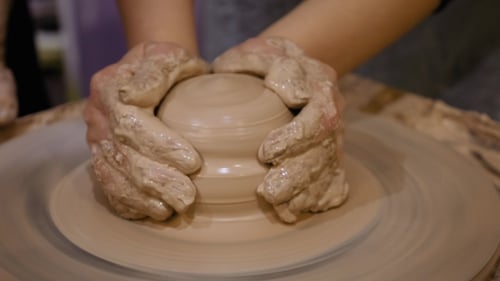 Potter fabrique un pot en argile sur le tour de potier
