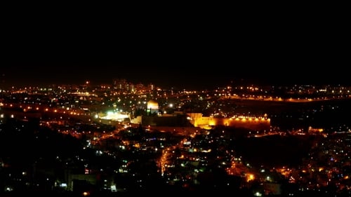Lumières lumineuses de la ville de Jérusalem la nuit