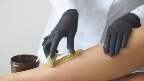 Epilation Sugar Processes Frau geht in einem Schönheitssalon vorbei.