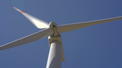 Les éoliennes convertissent l'énergie éolienne en électricité