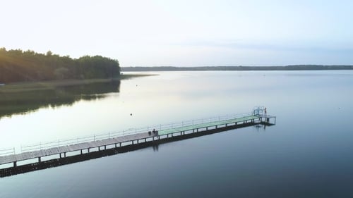 Luftaufnahmen. Fly Out Pier am Calm Lake bei Sonnenuntergang