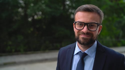 Portrait d'un jeune homme caucasien souriant en costume formel