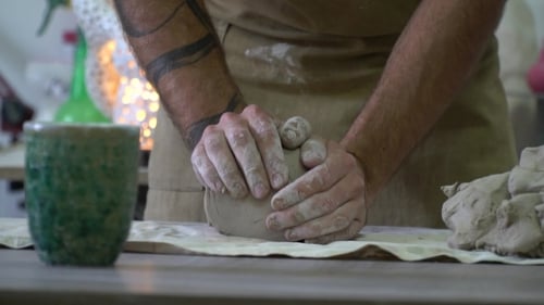 Potter pétrit une argile à l'atelier