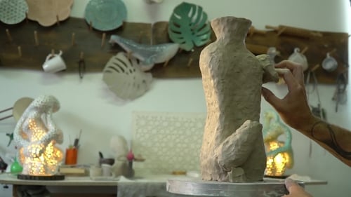 Potier fabriquant un vase