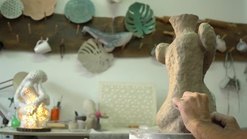 Potier fabriquant un vase